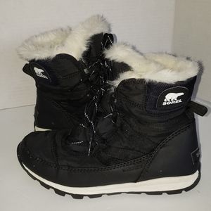 Womens 6.5 Sorel boots with faux trim, new condition